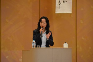 講演する山口真美弁護士